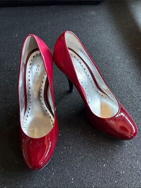 BCBGeneration Red-Pink Ombré Patent Leather Classic Round-Toe Heels